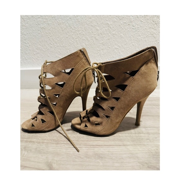 Tan Heels - Picture 1 of 5